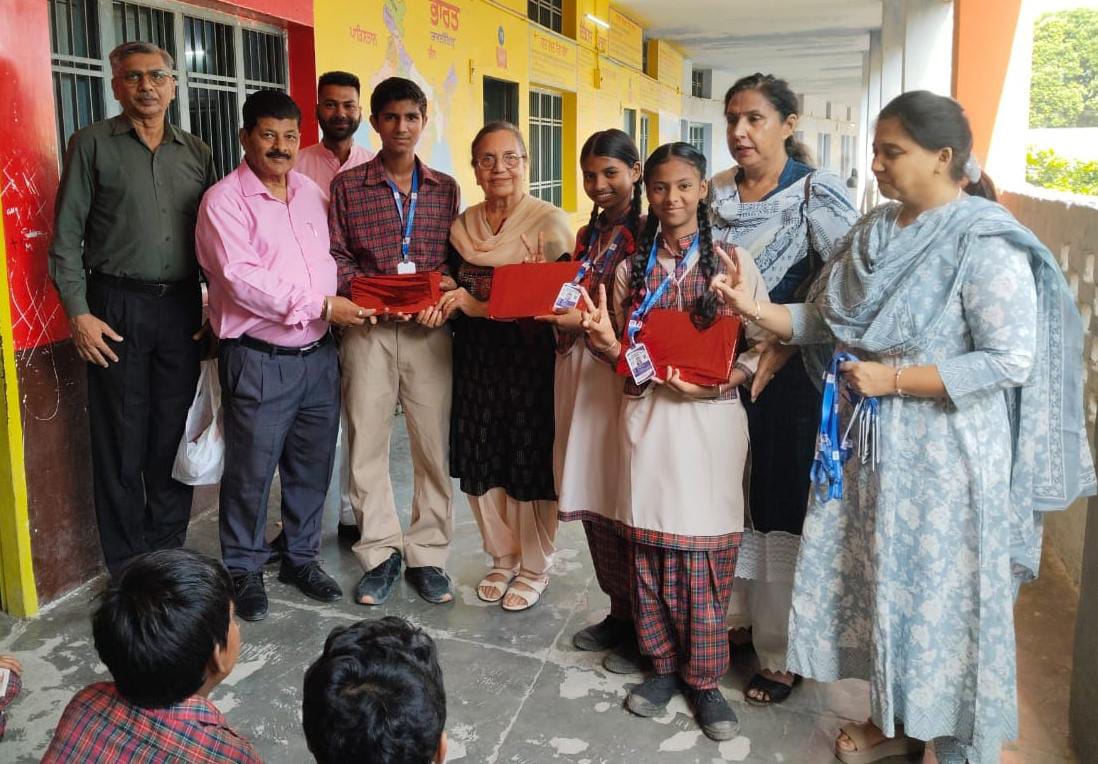 Students of government schools should get identity cards - Dr. Rakesh Vermi.